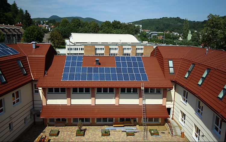 Elkészült a napelemes beruházás a Kodály iskolában