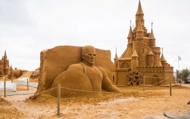 Óriás homokszobrokból nyílik kiállítás a belga tengerparton