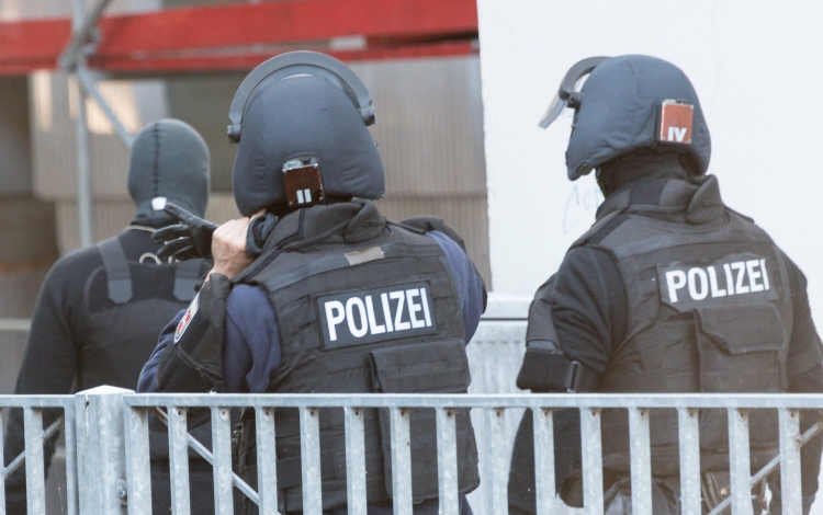 Németországban terrorgyanú miatt őrizetbe vettek két embert