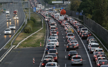 Hét jármű ütközött az M7-esen Budapest felé Törökbálintnál