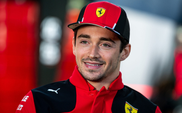 Íme Charles Leclerc vadonatúj, brutális közúti Ferrarija.