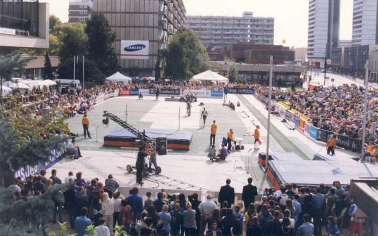 1986. szeptember 19. - egy merész gondolatot követve néhány sportbarátommal Salgótarján Főterén megrendeztük az első Ugrógálát.