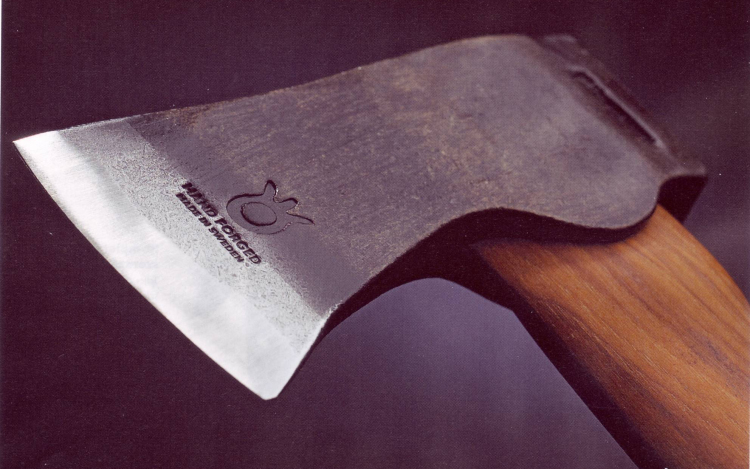 Baltával támadt élettársára