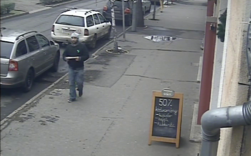 Gépkocsi feltörőt keres a rendőrség