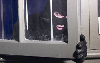 Tűzfalat bontott meg a betörő