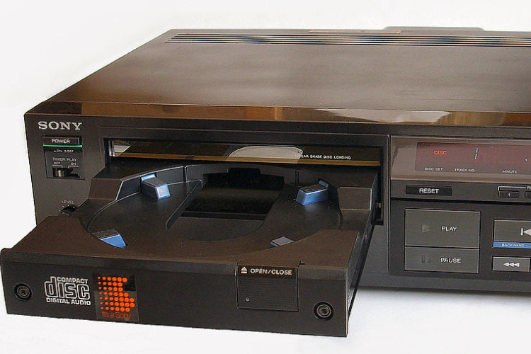 1982 október 1-én elkezdték árulni az első CD-lejátszókat, 625 dolláros áron