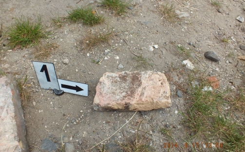 Téglát dobott a postás felé