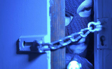 Őrizetben a betörő