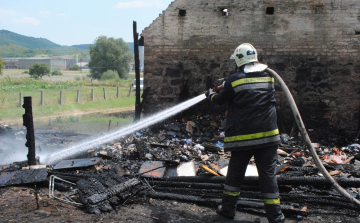 Melléképületek égtek le Romhányban