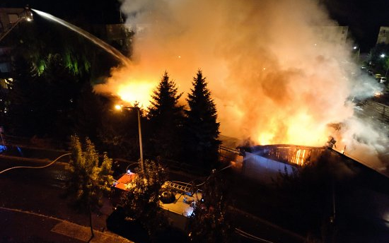 Bontják a leégett salgótarjáni csokigyár romjait