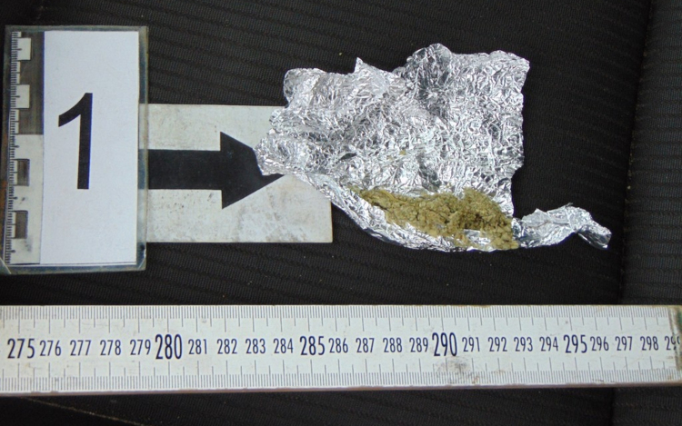 Új pszichoaktív anyagot, kábítószert tartottak maguknál