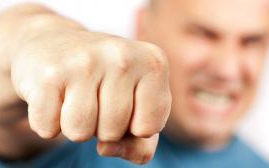 Az utcán verekedett