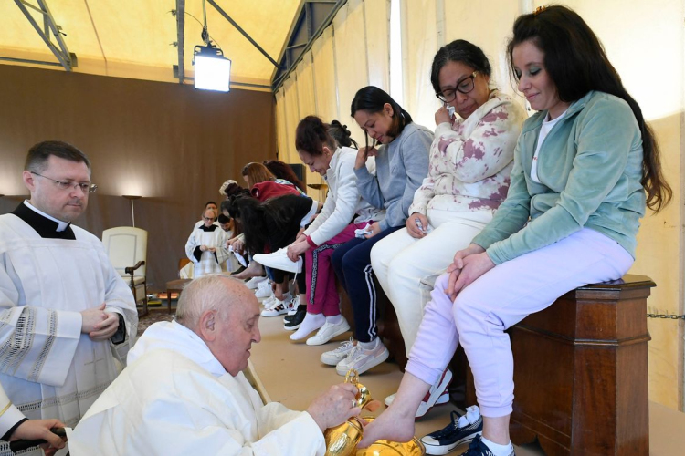 Húsvét - Ferenc pápa tizenkét női rabnak mosta meg a lábát.