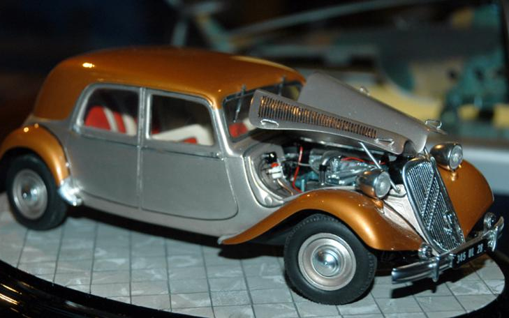 Autómodellek kiállítása a könyvtárban