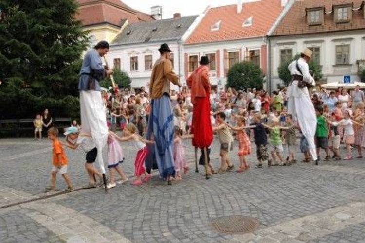 Százmilliós szabadtéri színpadot és rendezvénykertet adtak át Veszprémben
