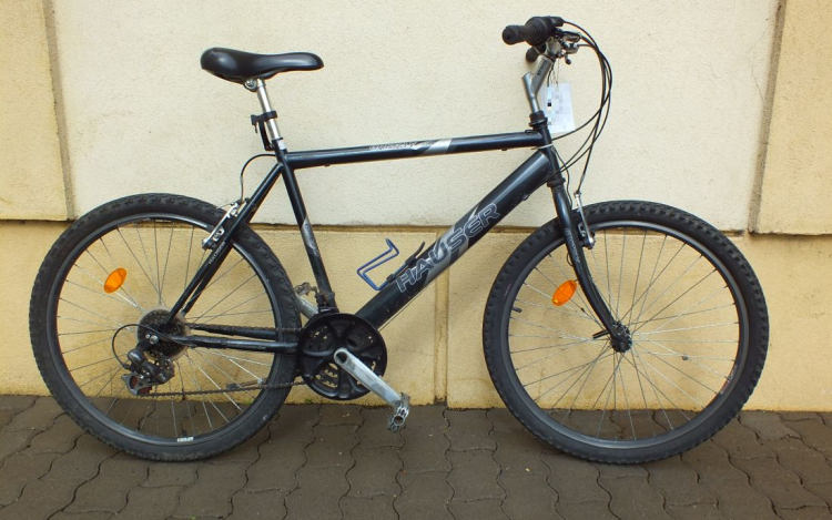 Lezárt kerékpárt lopott