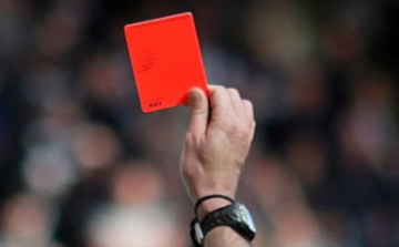 Csupasz hátsóját mutogatta a bírónak az ifjú focista