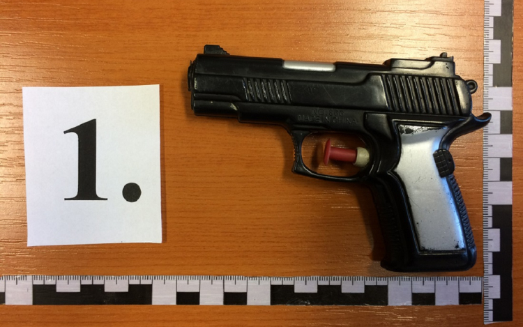 Játékpisztollyal akart rabolni - Videó