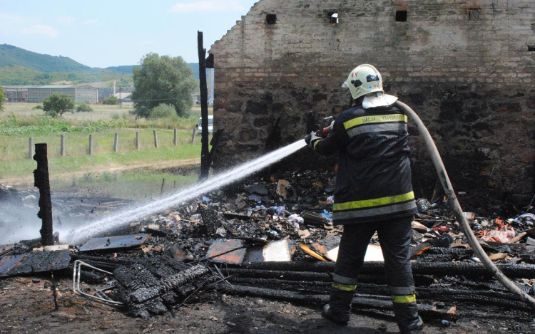 Melléképületek égtek le Romhányban