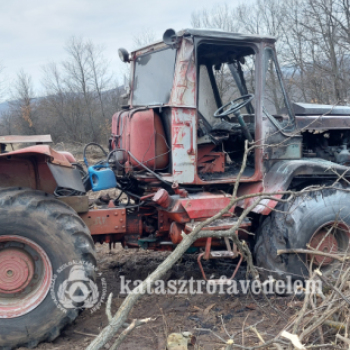 Égő traktorhoz riasztották a berceli tűzoltókat