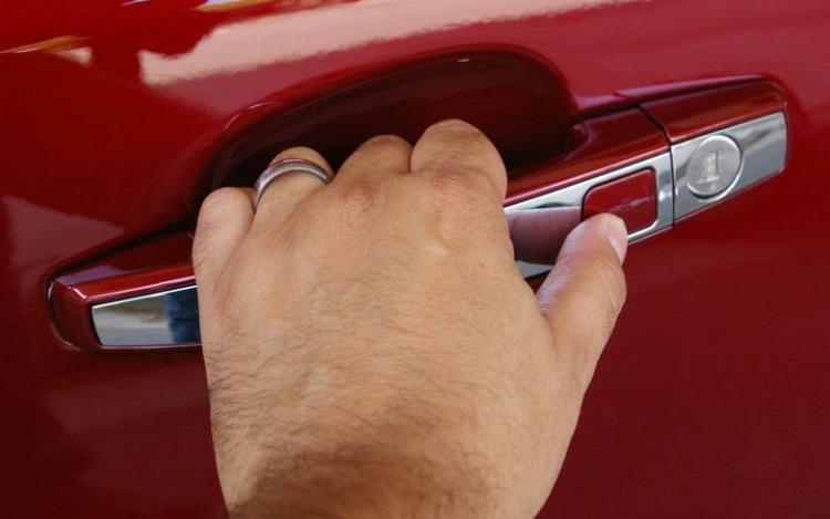 Nyitva hagyott autóból lopott