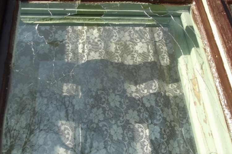 Kilőtte az iskola ablakait