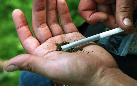 Füves cigivel tömte gyerekeit a nógrádi nevelőapa