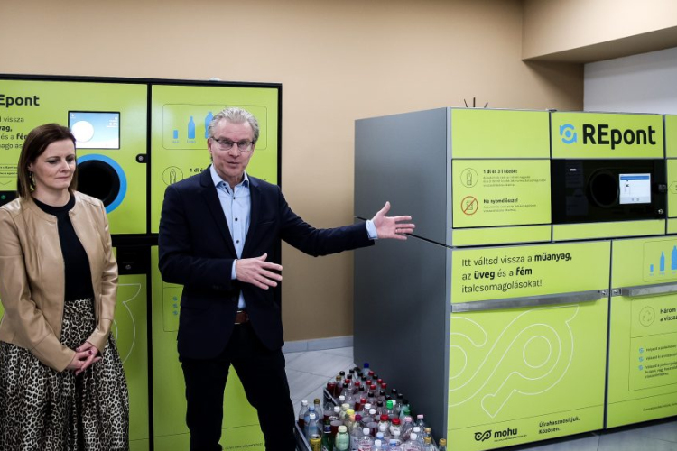 Bemutatták a palackvisszaváltó automatákat, 4-5 ezer visszaváltási pontot ígérnek