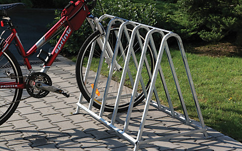 Diákok építettek kerékpártárolót