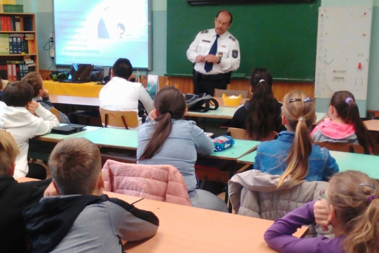 Felső tagozatosoknál járt a rendőr