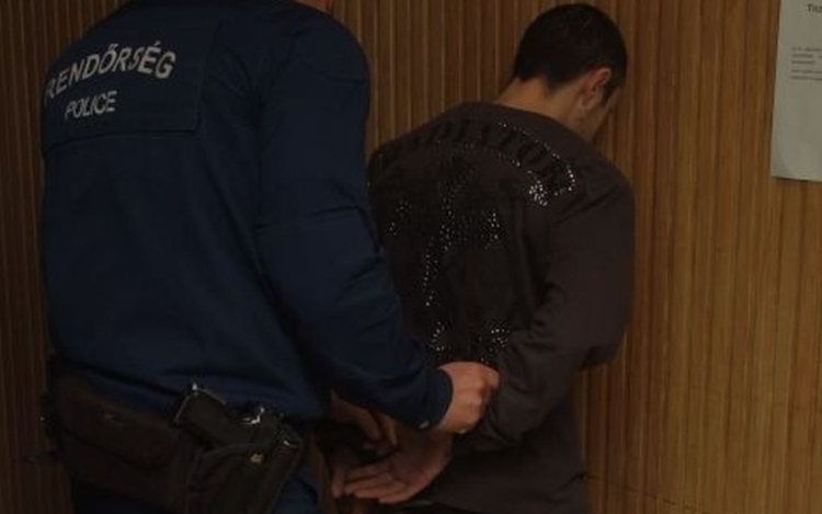 Idős asszonyt fosztott ki