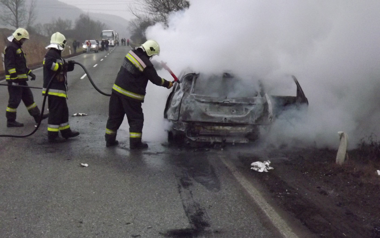 Kigyulladt egy autó a 21-es főúton