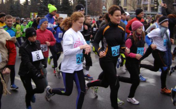 Egy ezüst és egy arany a karácsonyfa alatt