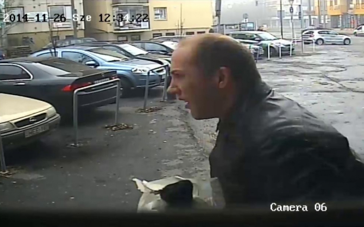 Keresik a fegyveres rablót - videóval