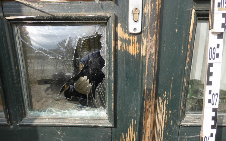 Betört, rongált, garázdálkodott