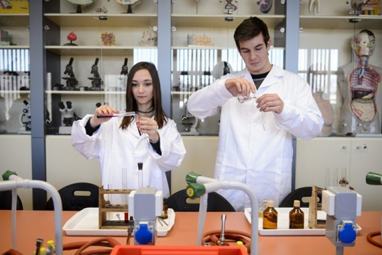 Természettudományi labort adtak át a Bolyai gimnáziumban