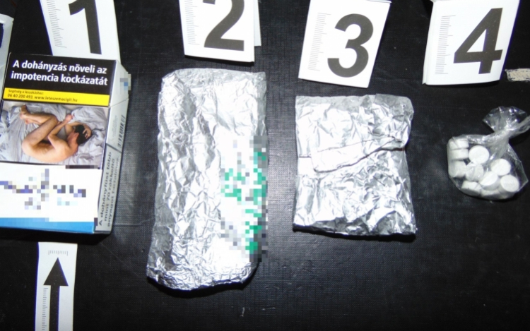 Kábítószer-kereskedelem miatt őrizetben