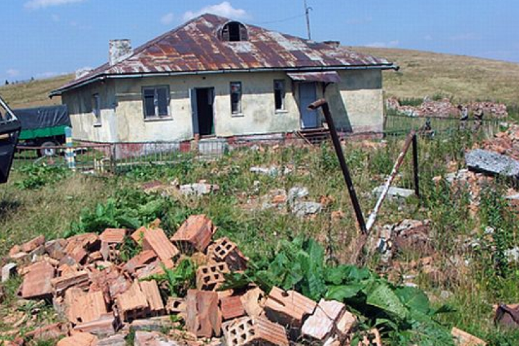 Karóval ütötte az ajtót és a kerítést a garázda