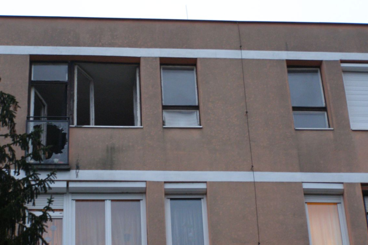 Baltával verte szét a lakást - videóval