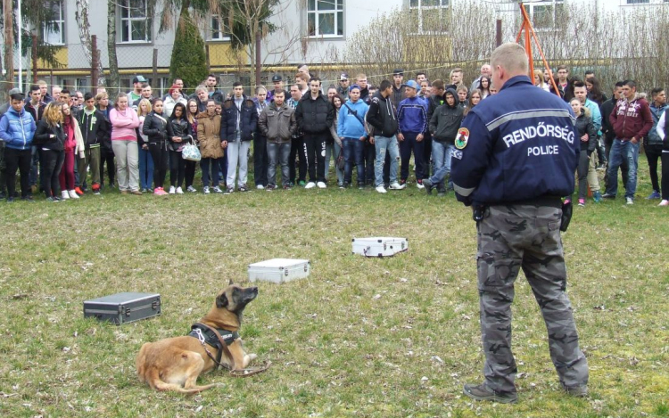Rendőrségi bemutató az iskolában