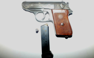 Gázpisztolyt vett elő