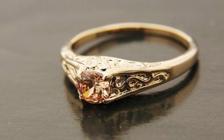 Gyűrűt és telefont lopott