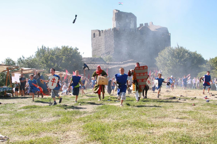 Szent István napi várjáték Hollókőn
