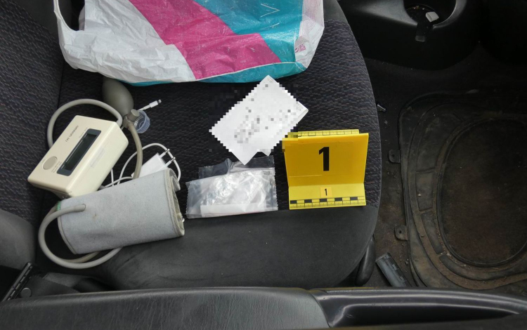 Vérnyomásmérő készülék dobozába rejtette a kábítószert