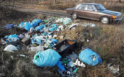 Az út mellé rakták le a szemetet