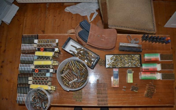 Lőfegyvereket és lőszereket foglaltak le