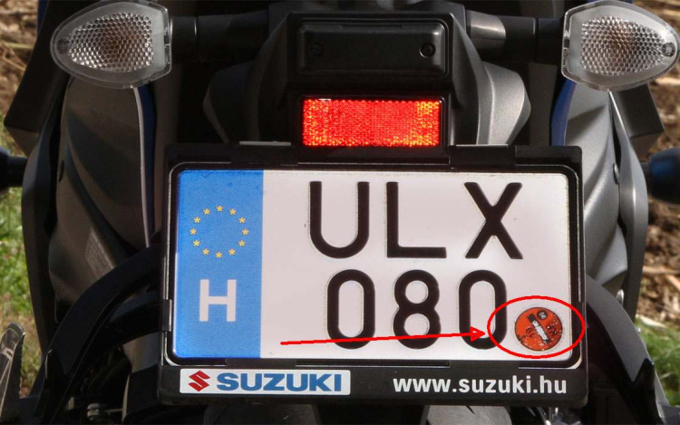 Eltűnnek a plakettek a rendszámokról