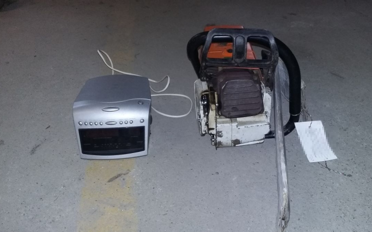 Fűrészt és rádiót lopott a betörő