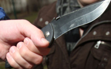 Késsel fenyegette volt asszonyát és anyósát