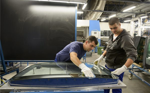 Egymilliárd forintos beruházás a salgótarjáni járműüveggyárban